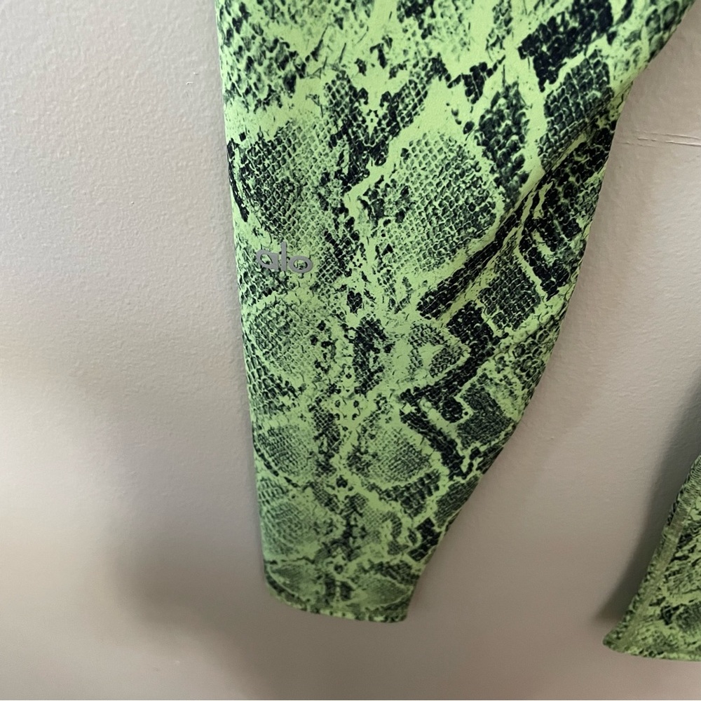 Alo Yoga High Waist Vapor Snake Print Leggings - Medium - Picture 6 of 6
